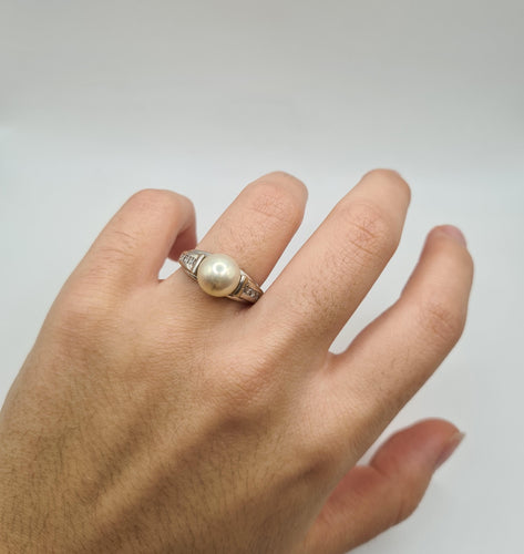 Bague 54.5 Bague or blanc sertie d’une perle de culture et diamants 58 Facettes