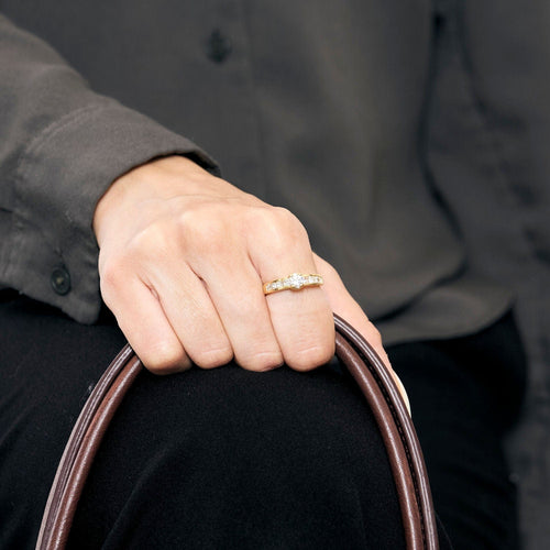 Bague 53.5 Bague solitaire en or jaune 18K diamants 58 Facettes DRE15663