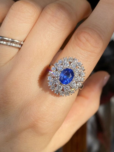 Bague 57 Bague Marguerite en or blanc, saphir et diamants 58 Facettes