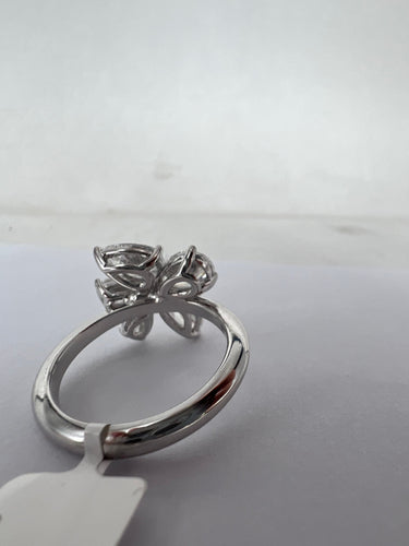 Bague Bague en or blanc 18 carats avec fleur solitaire en diamant 58 Facettes P756