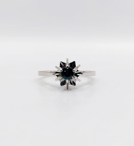 Bague 52 Bague solitaire art déco or blanc, saphir naturel, chaton pyramidal 58 Facettes A05525