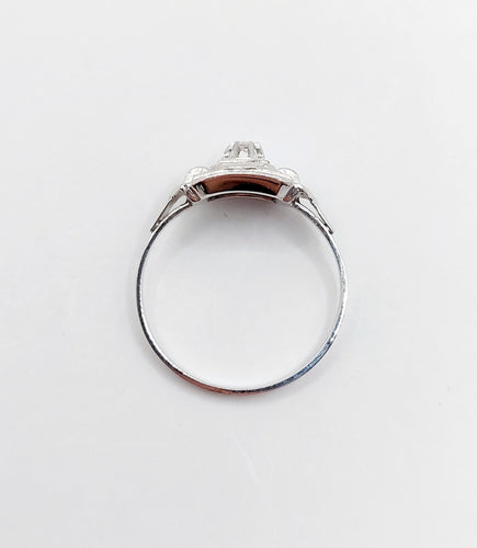 Bague 53 Bague art deco or blanc 18k ornée d'un diamant rond dans une monture géométrique finement travaillée (circa 1930) 58 Facettes A04979