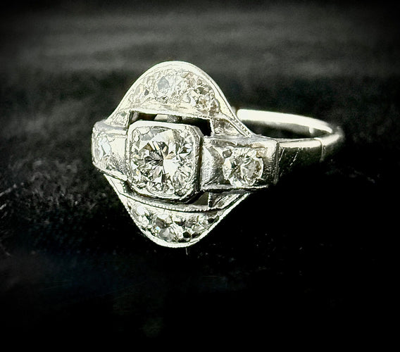 Bague 53 Bague Art Déco or blanc sertie de 0,80 carat de diamants 58 Facettes