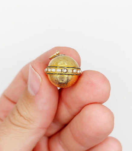 Pendentif Pendentif victorien or jaune sphère, perles et émail noir 58 Facettes A05590