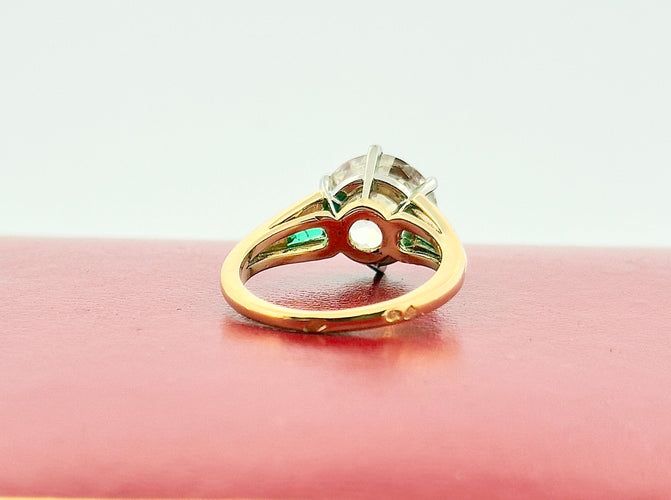 Bague 52 Solitaire en or et platine , diamant 3,85 carats , émeraudes 58 Facettes