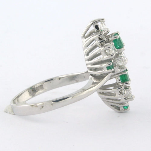 Pierścionek z białego złota z szmaragdem, diamentami w szlifie brylantowym i markizowym o łącznej masie do 0,85 ct 