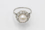 54 Platinum ring with pearl and diamonds 1.00ct, mid-20th century 58 Facettes 11328