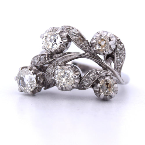 Bague 53 Bague en or blanc avec diamants des années 1940 58 Facettes