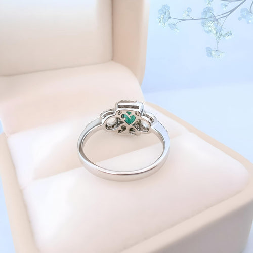 Bague 53.5 Bague de fiançailles or blanc, émeraude et diamants 58 Facettes AA 1741