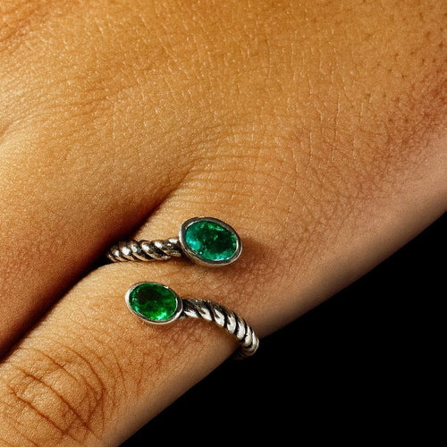 Bague 53 Mardi et moi avons une bague en or blanc avec des émeraudes. 58 Facettes 50053