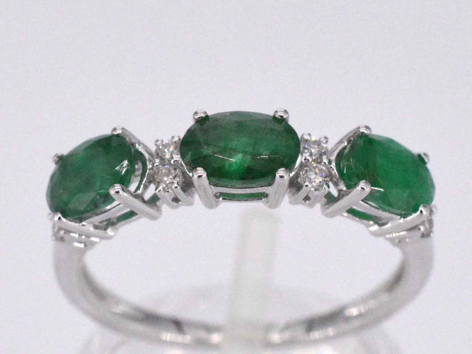 Bague Bague en or blanc avec diamants et émeraude 58 Facettes 2126