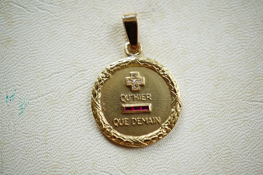 Pendentif AUGIS - Médaille d'Amour or rubis et diamants 58 Facettes