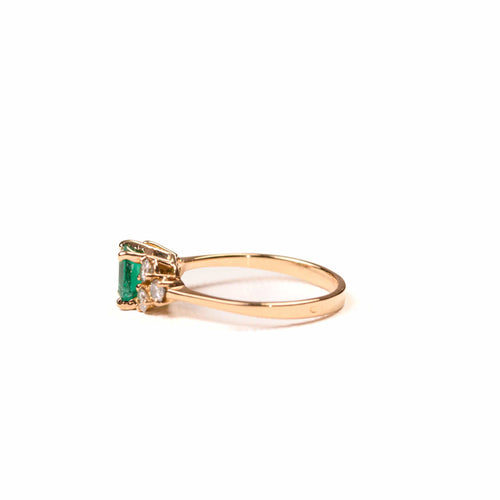 Emerald and diamond ring in yellow gold 