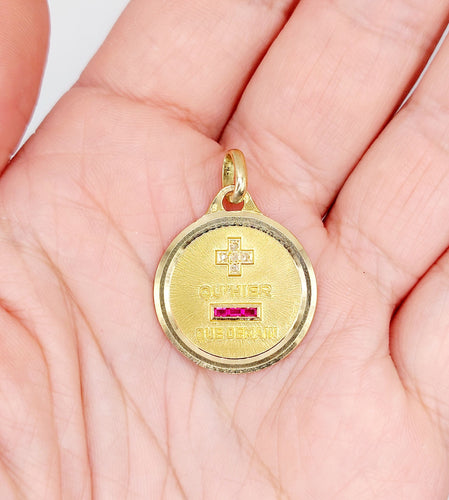Pendentif AUGIS - Pendentif médaille d'amour 23mm or jaune et rubis  "+ QU'HIER - QUE DEMAIN" 58 Facettes A06132