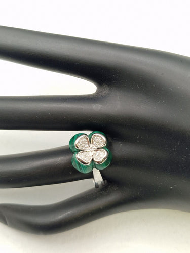 Prsten z bílého zlata, malachitu a diamantů 