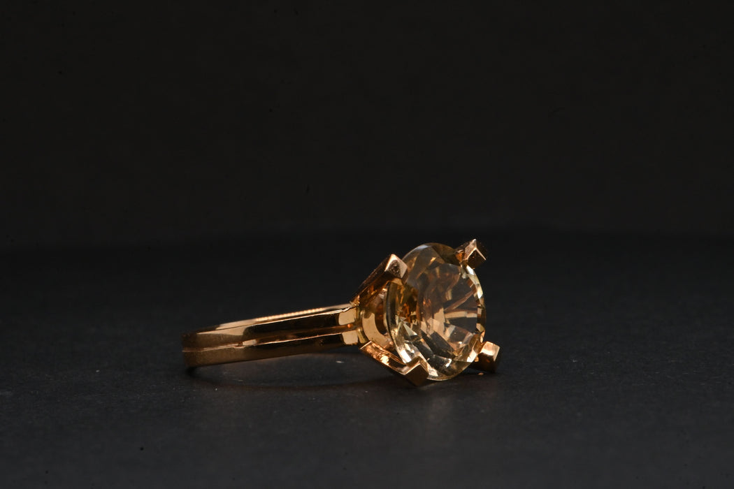 Ring versierd met een briljant geslepen citrien in goud