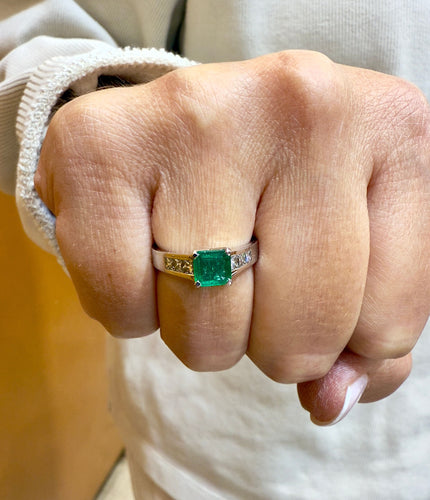 Bague 53 Bague en or blanc émeraude de Colombie et diamants princesses 58 Facettes