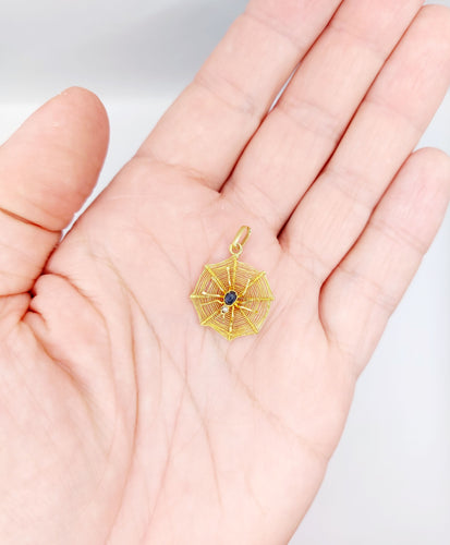 Pendentif vintage or jaune araignée sur sa toile, pierre bleue et perle 58 Facettes A06223