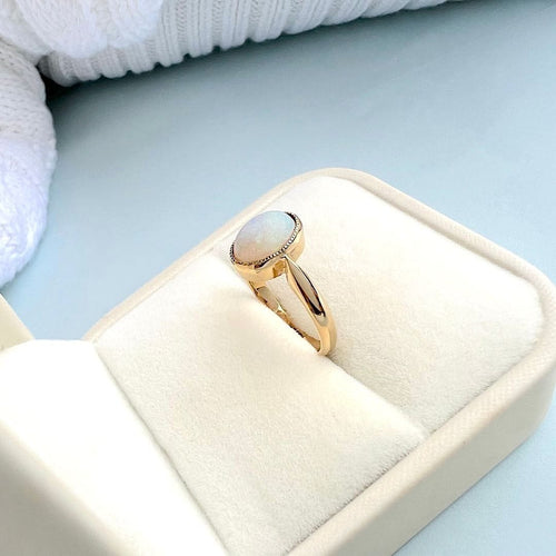 Bague 51 Bague ancienne or jaune et opale en cabochon 58 Facettes 1454