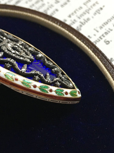 Broche Broche ancienne en forme de navette en or et argent 58 Facettes