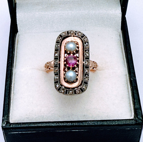 Bague 54 Bague XIXème en or rose sertie de rubis, perle et diamant 58 Facettes