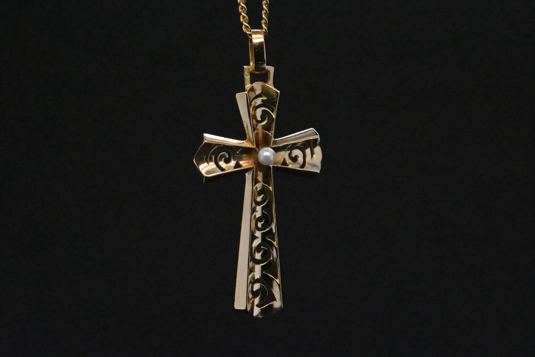 Croce traforata in oro impreziosita da una perla