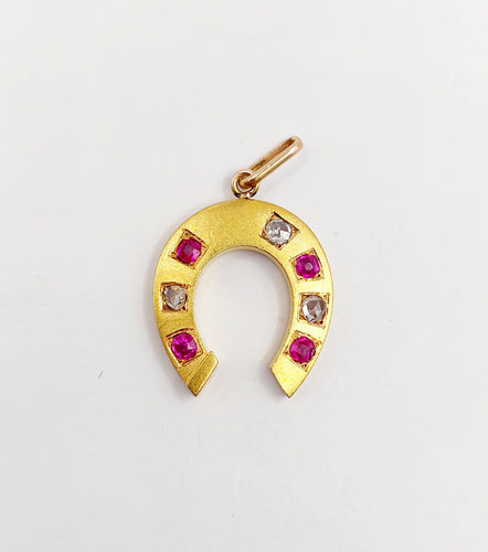 Pendentif Pendentif fer à cheval or jaune, diamants taille rose et rubis (circa 1900) 58 Facettes A06154