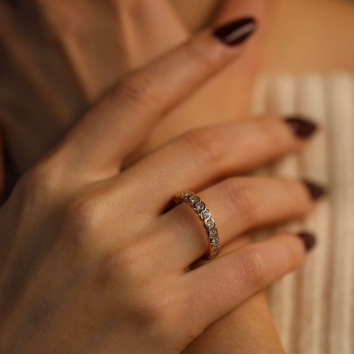 Anillo de matrimonio en oro amarillo y diamantes brillantes.