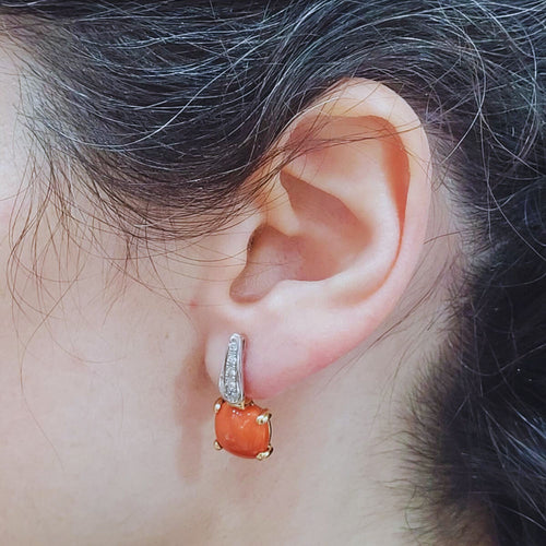 Afneembare oorbellen in witgoud en roségoud met koraal en diamanten 