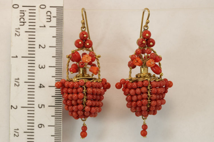 Boucles d'oreilles Boucles d'oreilles antiques en or jaune et corail 58 Facettes 7714