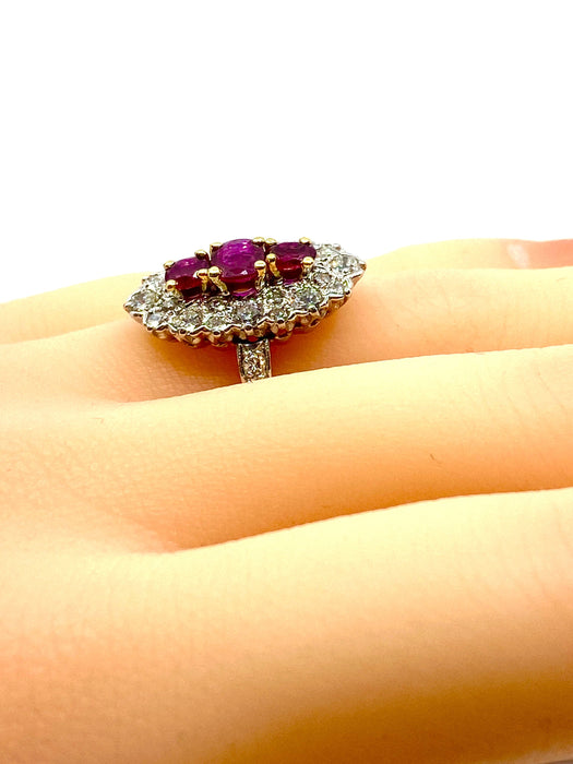 Marquise-Ring aus Gold, Diamanten und Rubinen.