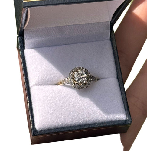 Bague 55 Bague de style Art Déco en or 18 carats et platine avec un diamant central de 1,21ct. 58 Facettes