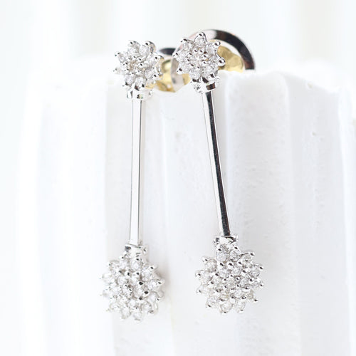 Boucles d'oreilles Longues boucles d'oreilles en or blanc 18 carats ornées de rosettes de diamants 58 Facettes VV1-F