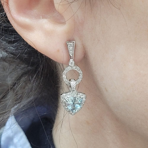 Boucles d'oreilles Boucles d'oreilles en or 18 carats, aigue-marine et diamants 58 Facettes PE262