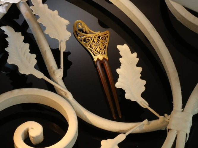 Montre L'attrait artistique de l'Art nouveau : un peigne à cheveux en corne et diamant 58 Facettes 18017-0151