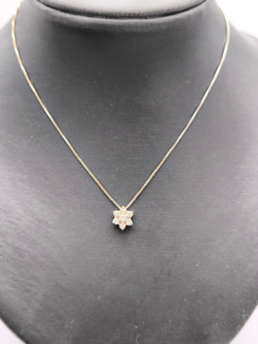 Висулка с диамантено цвете на верижка от бяло злато