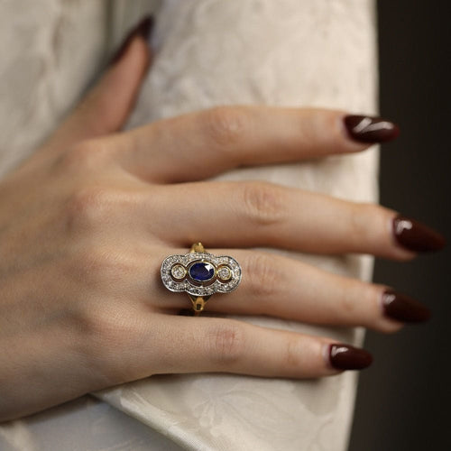 Bague 55 Bague en or jaune et gris 18 Cts avec saphirs et diamants vers 1970. Taille 55. 58 Facettes FB10280