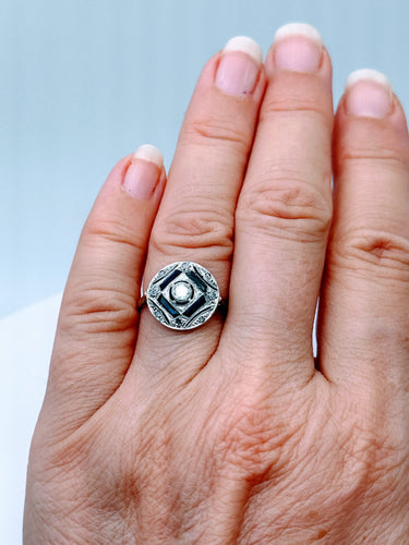 Okrągły pierścionek Art Deco z białego złota i Platyna wysadzany diamentami i szafirami 