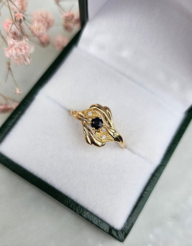 Bague 54 Bague or jaune, saphir, diamants 58 Facettes 521