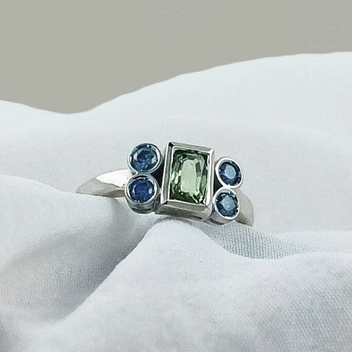 Bague 53 Bague en or avec saphir vert sans chaleur et diamants bleus 58 Facettes AO-0008
