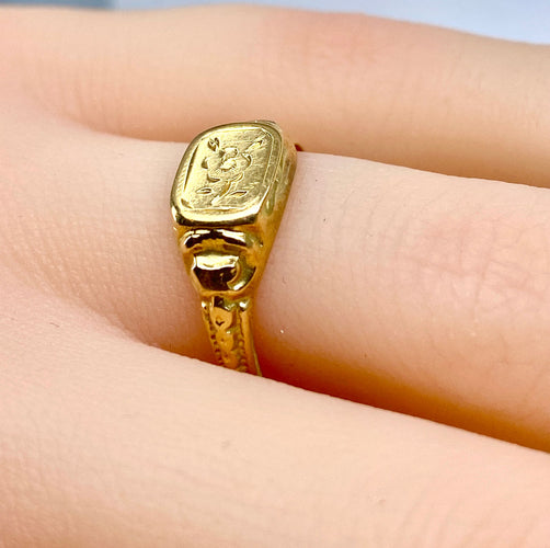 Sinetti 18 karaatin keltaista kultaa noin vuodelta 1900 