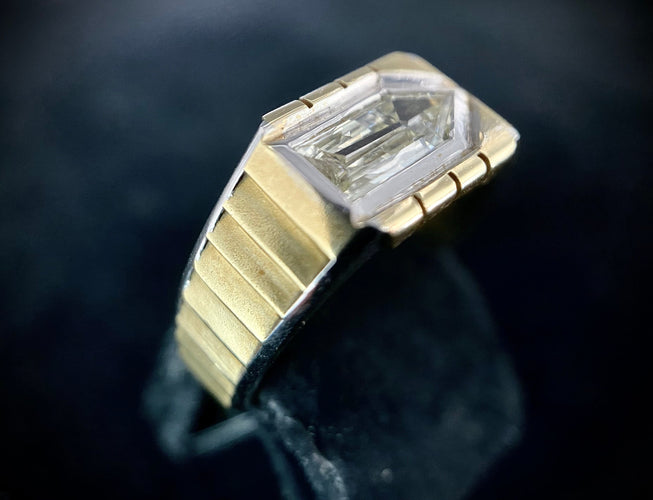 Bague 55.5 Bague or jaune sertie d'une diamant taillé en trapèze de 1,50 carats 58 Facettes