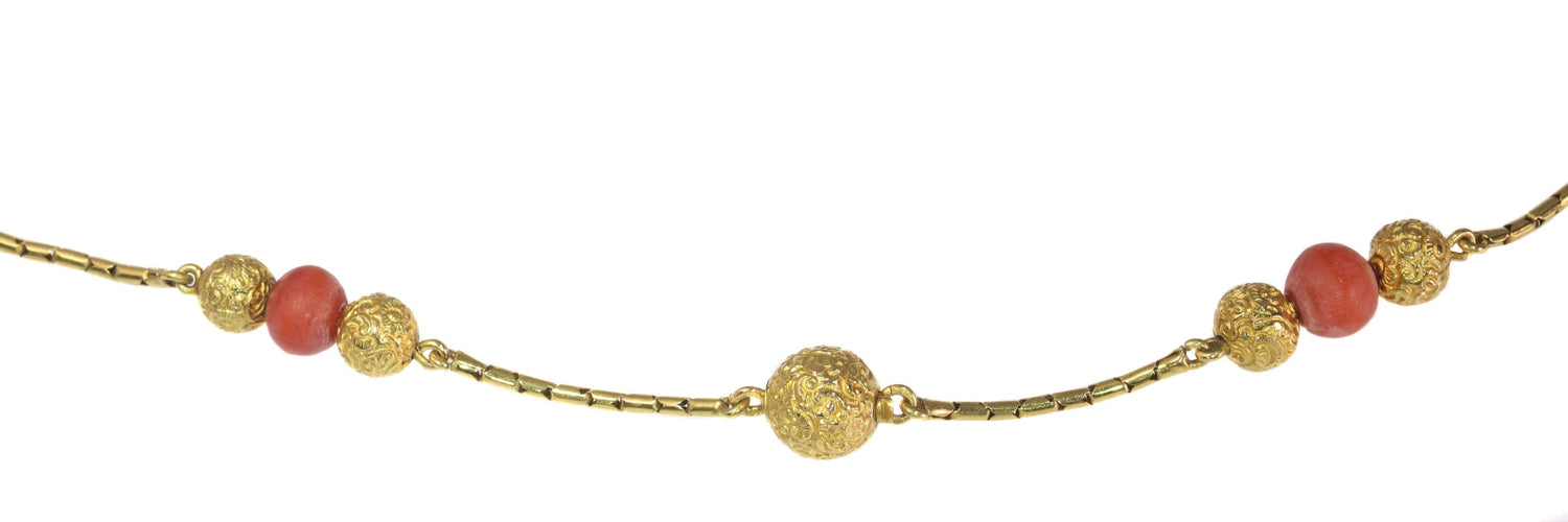 Montre Élégance antique : un chef-d'œuvre de camée en corail français 58 Facettes 20274-0182