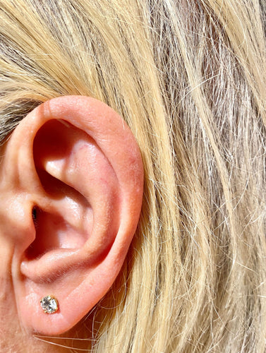 Guldfärgade örhängen med diamanter 