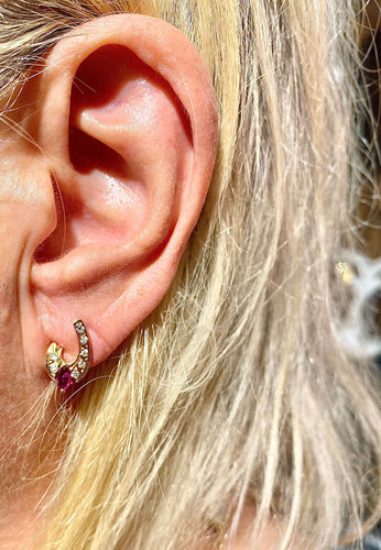 Pár náušnic ze žlutého zlata a diamantů 