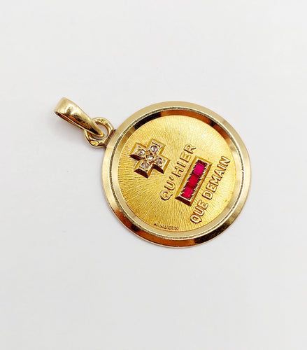 Pendentif AUGIS - Pendentif médaille d'amour  23mm or jaune et rubis  "+ QU'HIER - QUE DEMAIN" 58 Facettes A06325