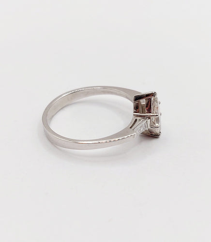 Bague 55 Bague solitaire diamant taille navette et baguettes en or blanc 18k 58 Facettes A06479