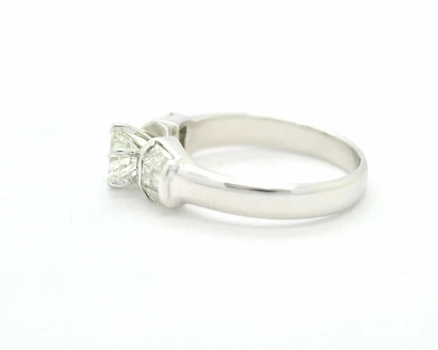 Anello solitario ct 0,80 e baguette laterali 58 Facettes 8753