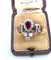 Bague 53 Splendide bague en or blanc 18 carats avec rubis central et diamants environnants 58 Facettes