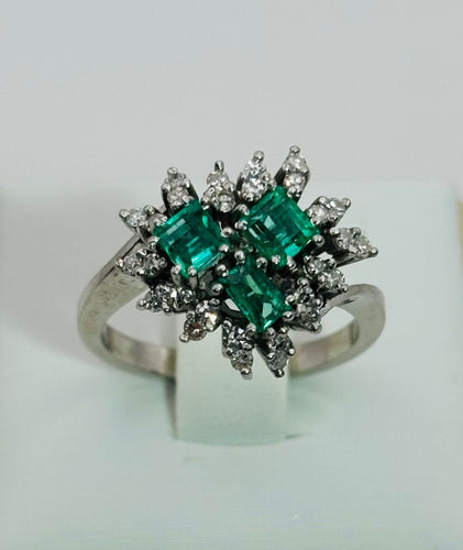 Bague 53 Bague en or blanc avec émeraudes et diamants. 58 Facettes 50233